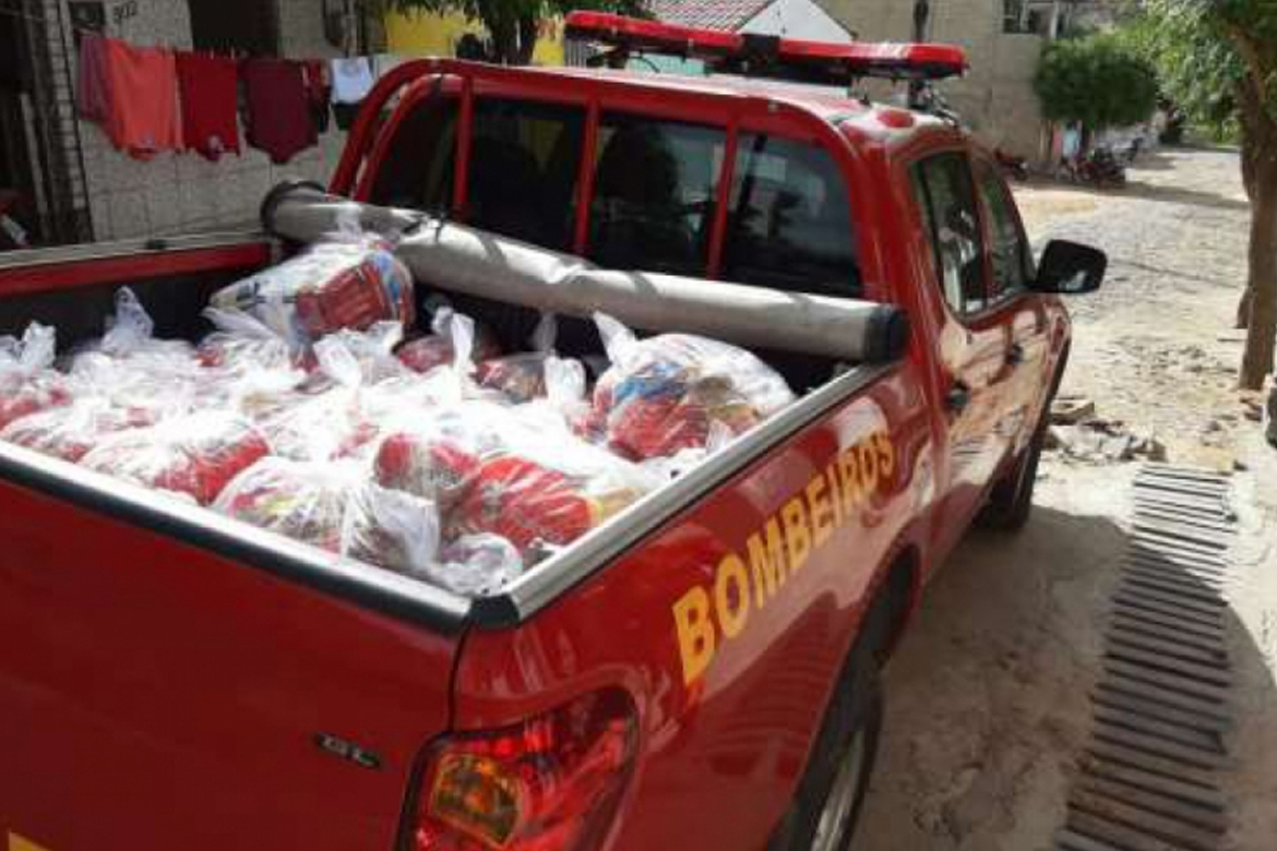 Bombeiro converte o primeiro salário em doação de cestas básicas em Canindé