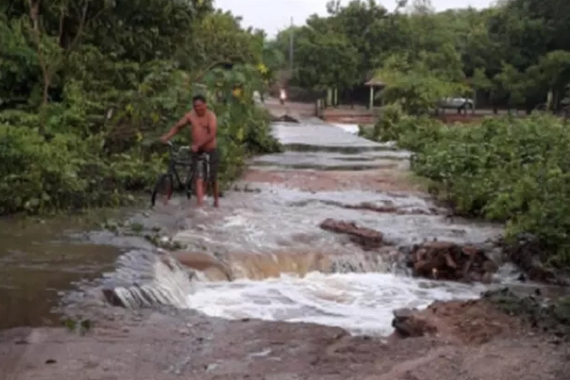 Ceará registra chuvas de até 108 milímetros; água alaga ruas e invade casas em Ubajara