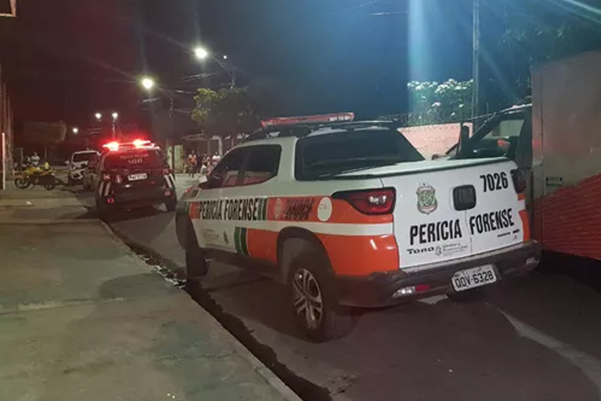 Homem morre após ser atingido por bala perdida enquanto varria a calçada de casa na Grande Fortaleza; outro foi baleado