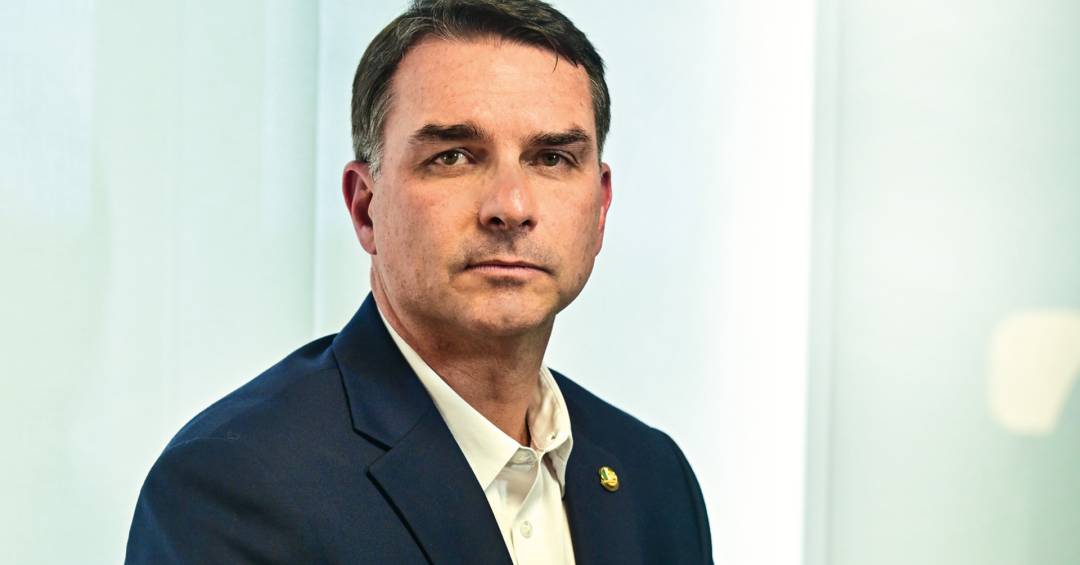 Flávio Bolsonaro anuncia candidatura e provoca incertezas políticas