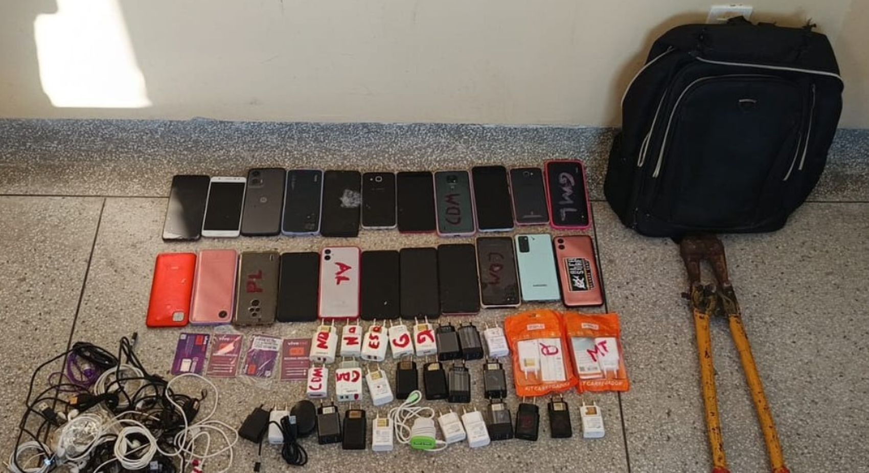 22 celulares arremessados no presídio de Areia Branca são apreendidos 