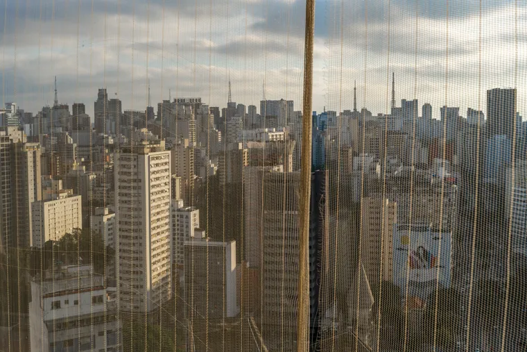 A Dor Silenciosa na Metrópole: O Preço do Sucesso
