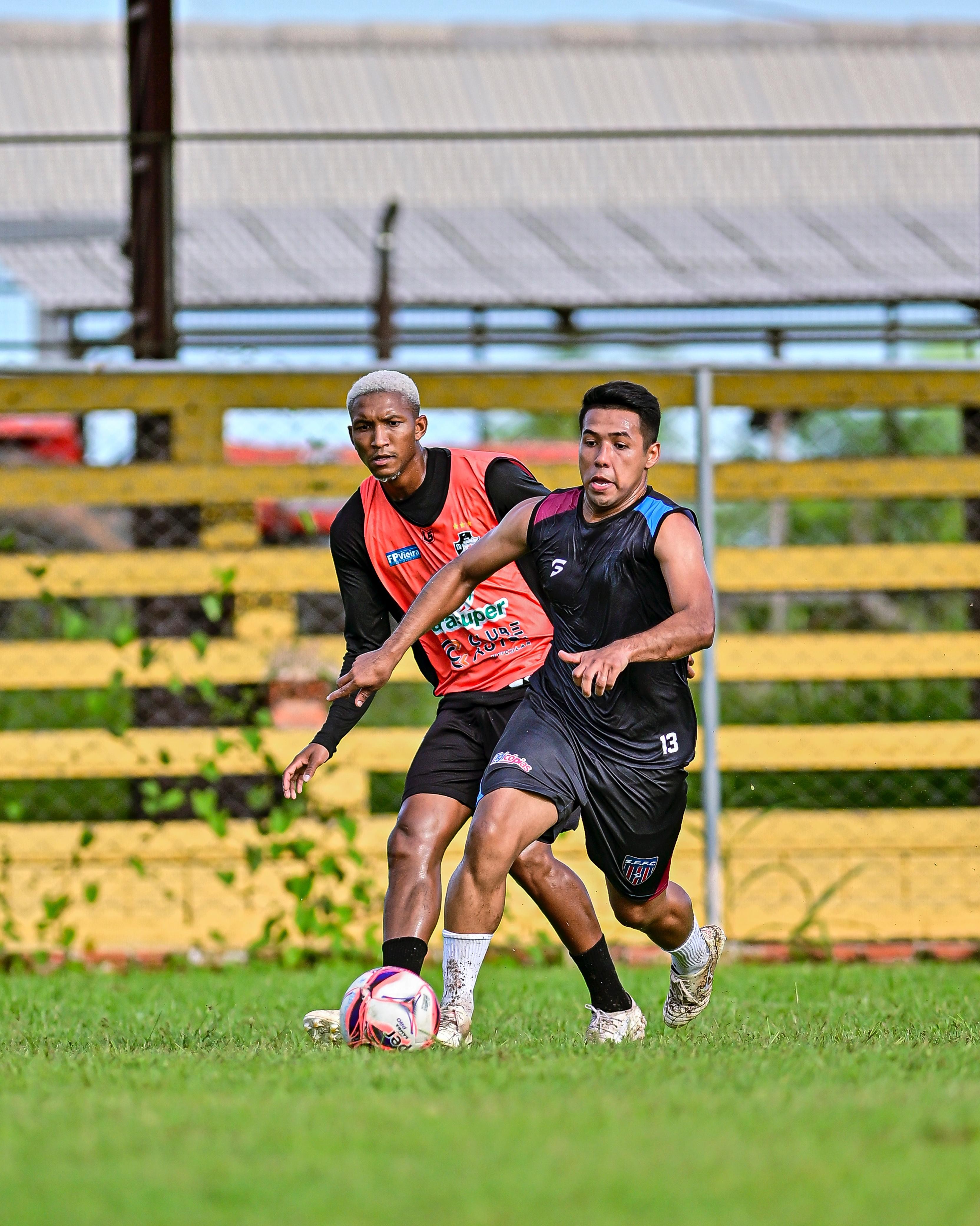 "A gente tem um grupo muito forte", exalta Eric Rodrigues após vitória do Vasco-AC em amis