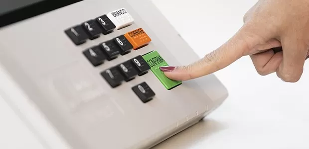 A História dos 30 Anos da Urna Eletrônica no Brasil: Segurança, Integridade e Confiabilidade