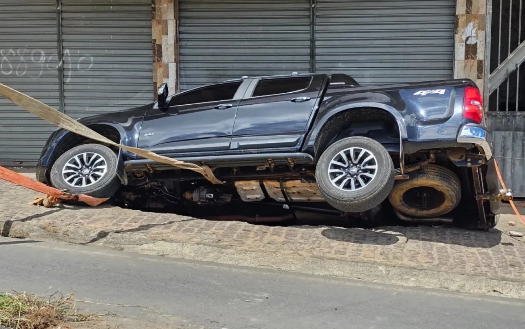 Acidente Chocante na BR-420: Carro Cai em Cratera em Mutuípe