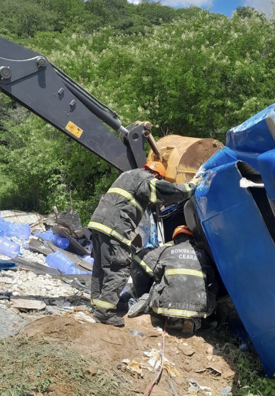 ACIDENTE DE CAMINHÃO EM AIUABA: Uma Pessoa Morta e Duas Feridas em Grave Capotamento
