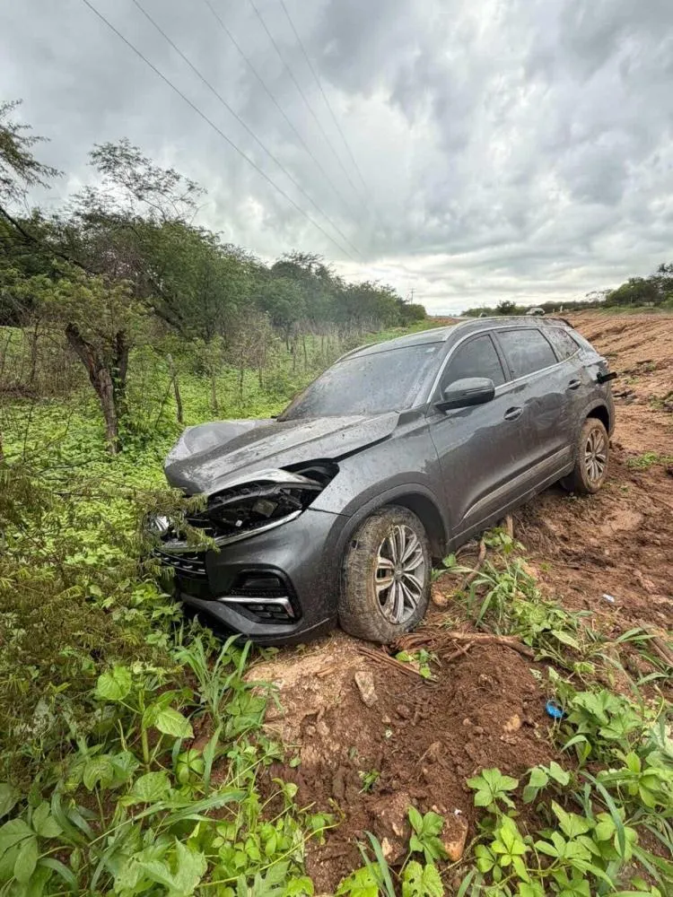 Acidente de Carro na CE-257: Casal de Advogados Sofre Capotamento em Santa Quitéria