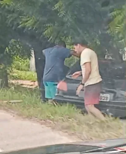 Acidente de Trânsito em Flecheiras: Carro Desce Barreira e Colide com Árvore