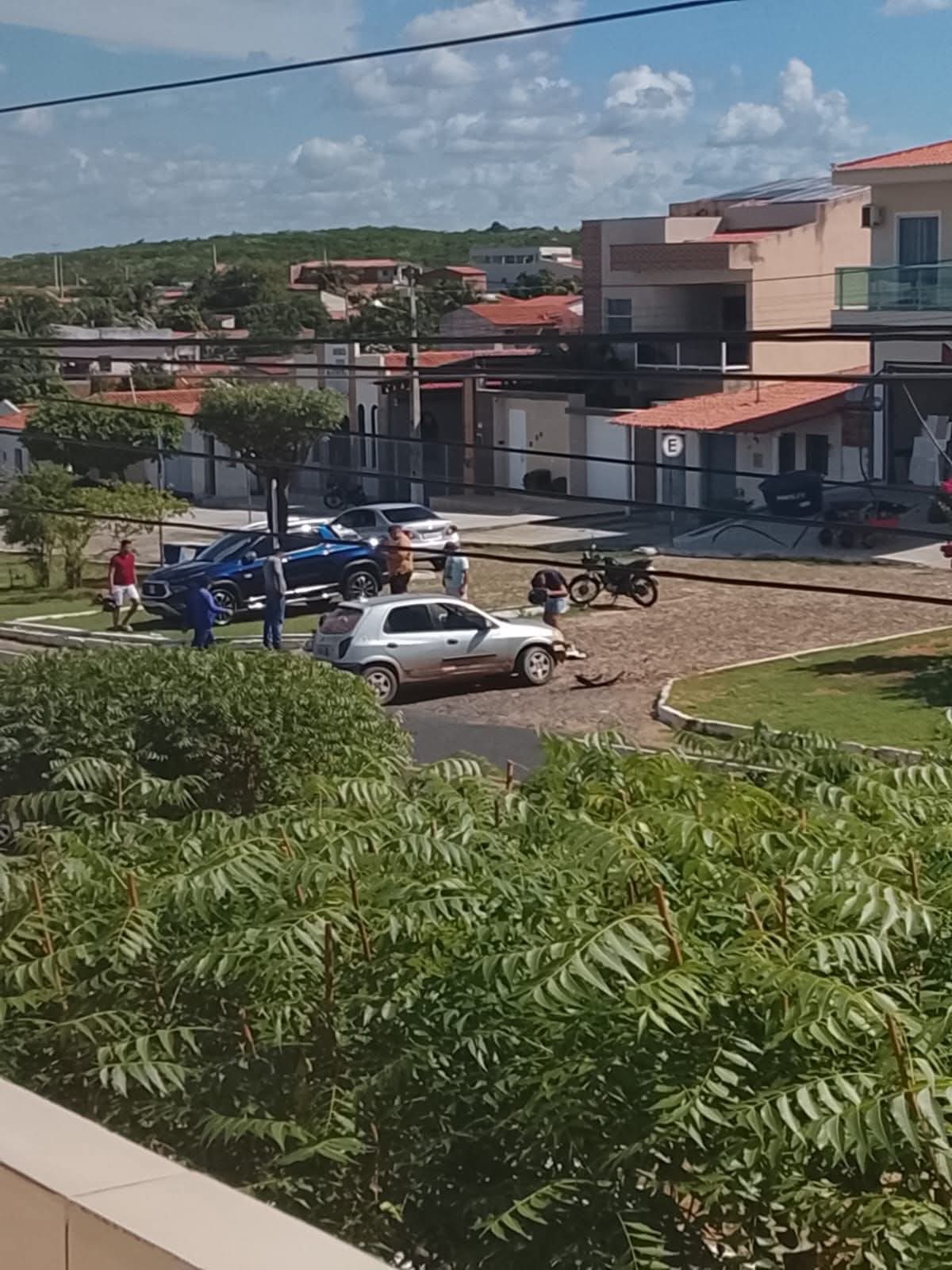 Acidente de Trânsito em Ipaporanga: Colisão entre Carro e Motocicleta Deixa Danos Materiais