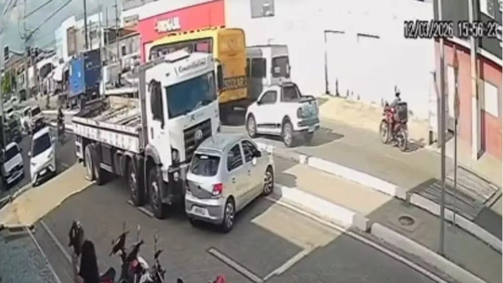 Acidente de Trânsito no Ceará: Caminhão Arrasta Carro por Vários Metros