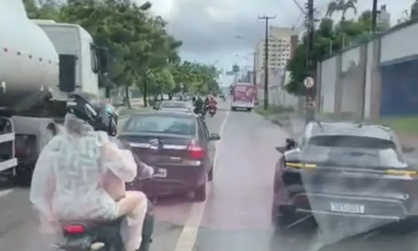 Acidente em Fortaleza: Colisão entre Caminhão e Porsche Causa Prejuízo de R$ 20 Mil