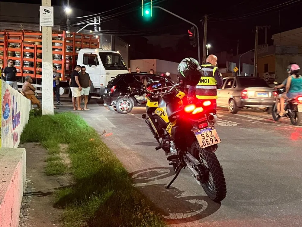 Acidente em Ipu: Caminhão e Carro Colidem em Cruzamento