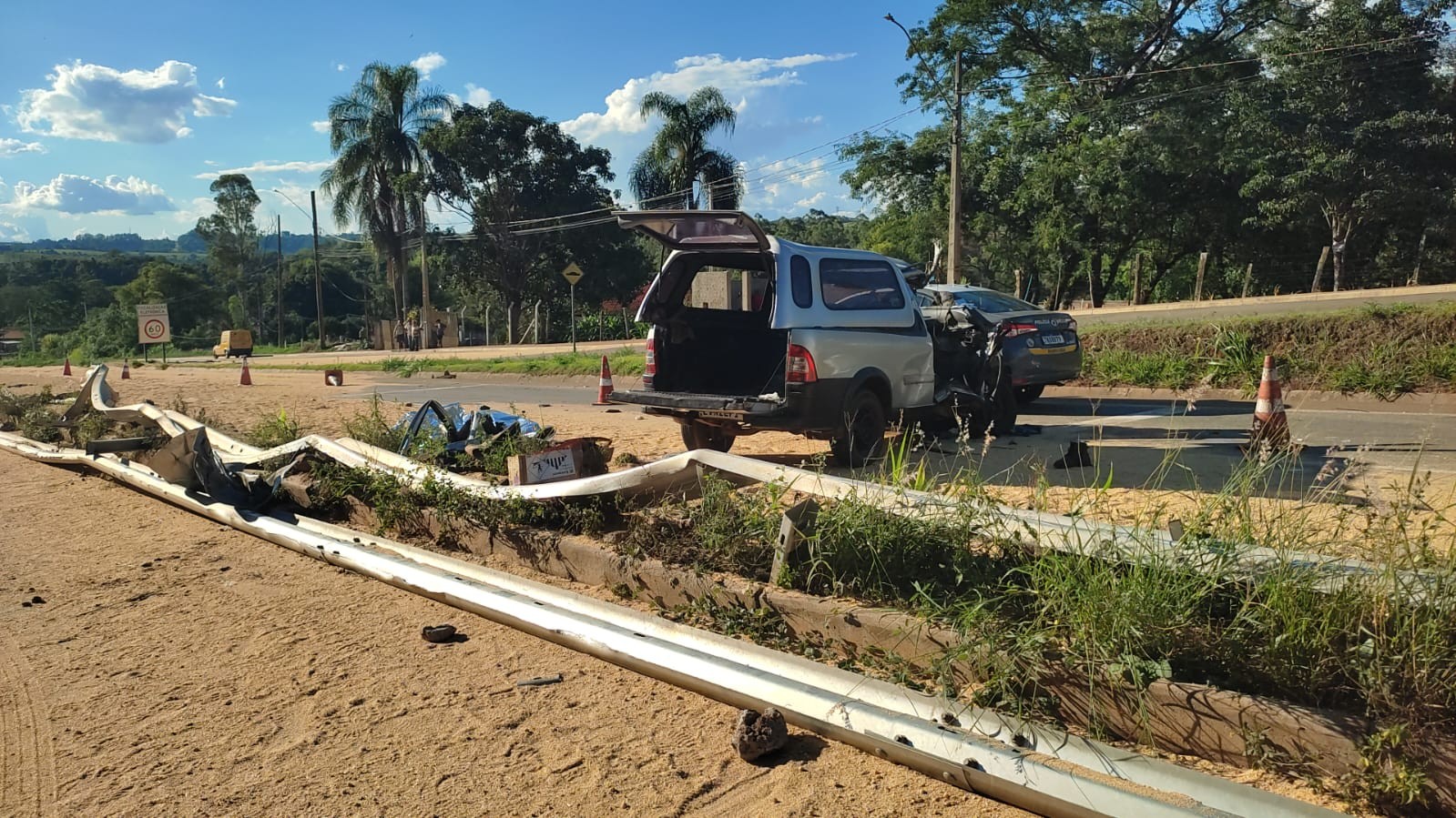 Acidente entre caminhão e carro na Raposo Tavares em Angatuba