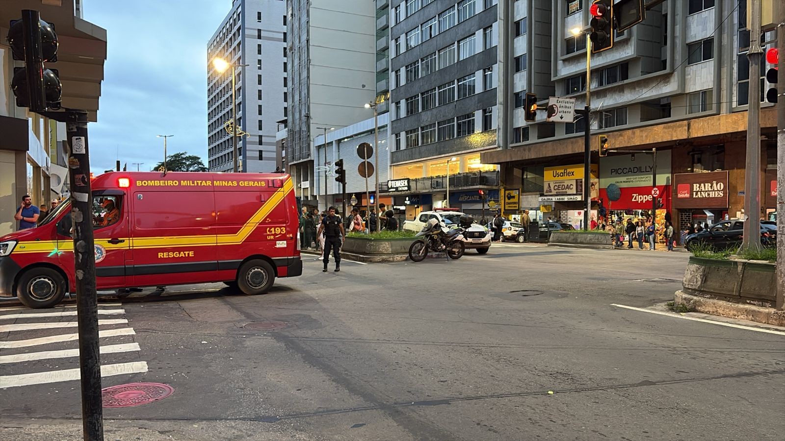 Acidente entre carro e moto deixa feridos e interdita pista lateral da Av. Rio Branco, no 