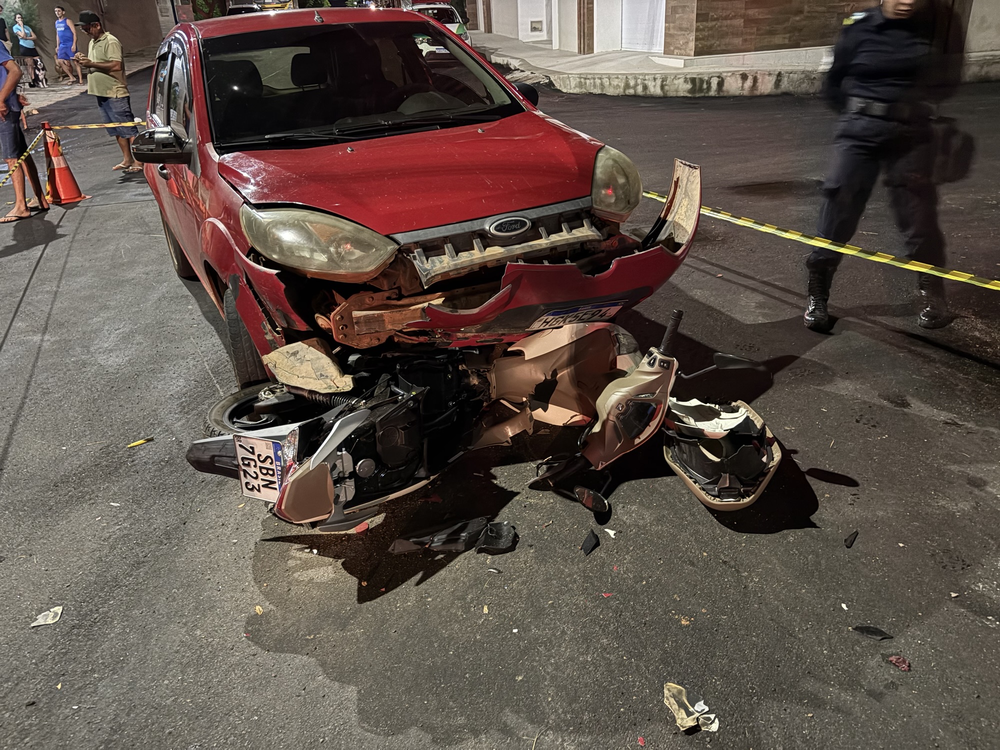 Acidente Grave em Crateús: Colisão entre Carro e Motocicleta Deixa Mulher Ferida