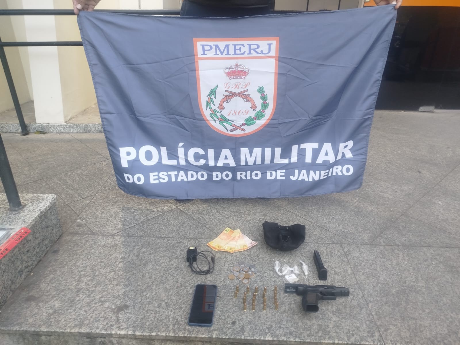 Adolescente é apreendido com arma e drogas em Resende