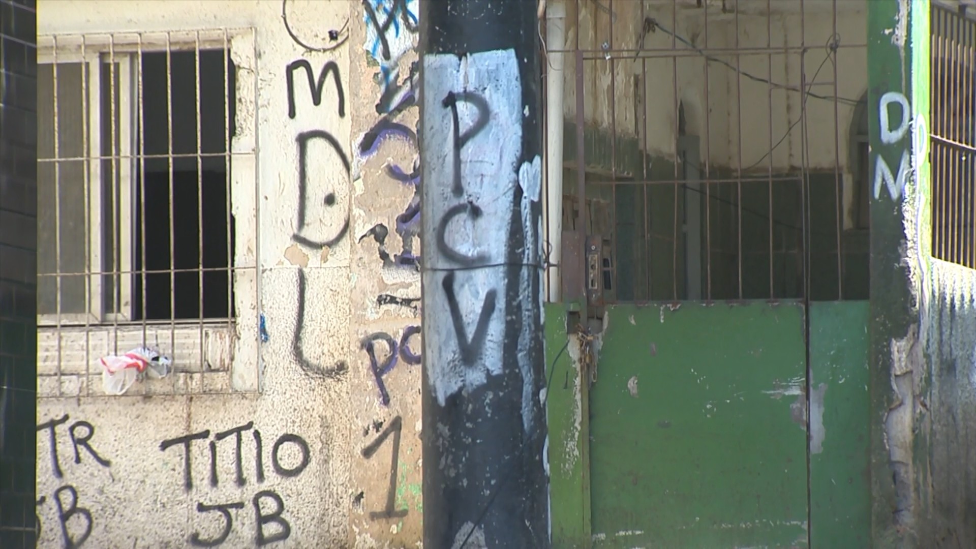 Adolescente e homem são baleados em 2º ataque a tiros de traficantes no mesmo dia em morro