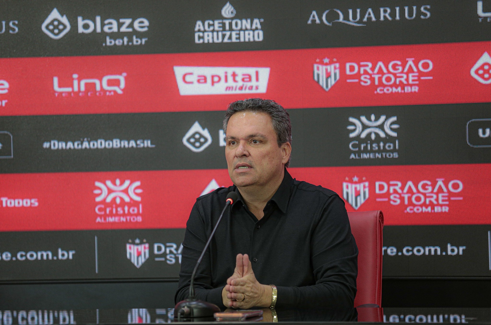 Adson Batista aposta em elenco mais barato e "com fome" no Atlético-GO em 2026