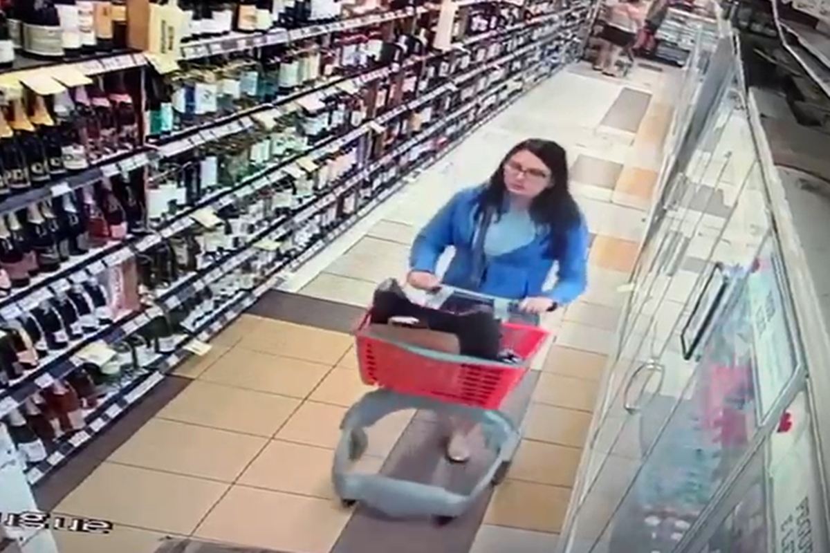 Advogada é presa pela sexta vez por furto de bebidas importadas no RJ. Veja vídeo