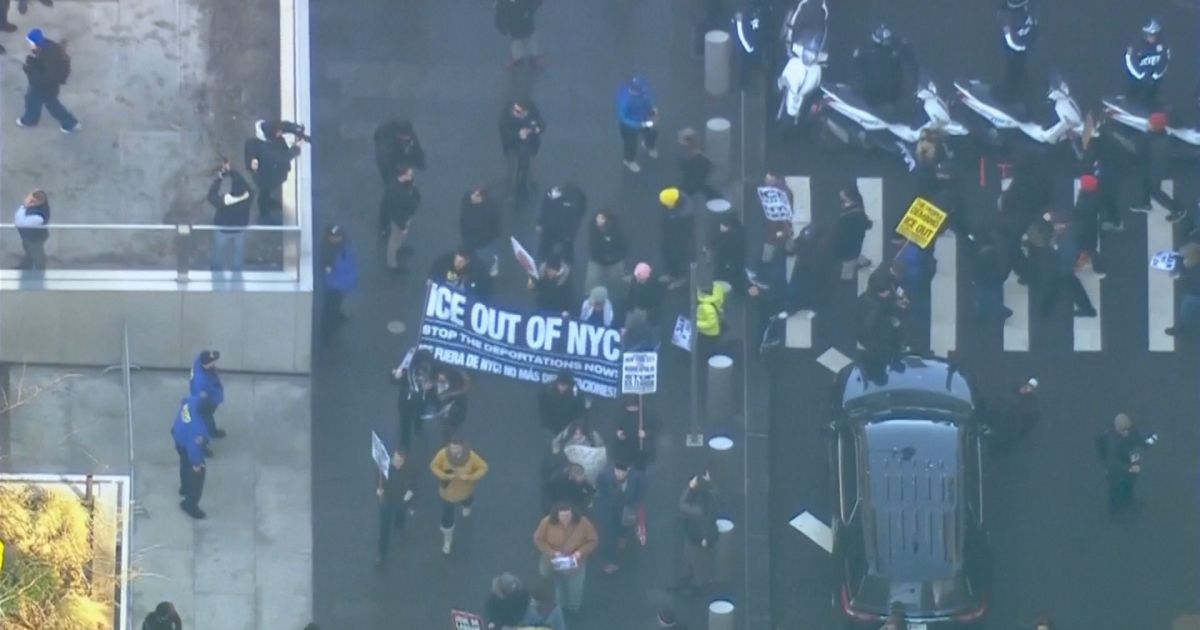 Agente do ICE que matou mulher pode ser processado? Entenda