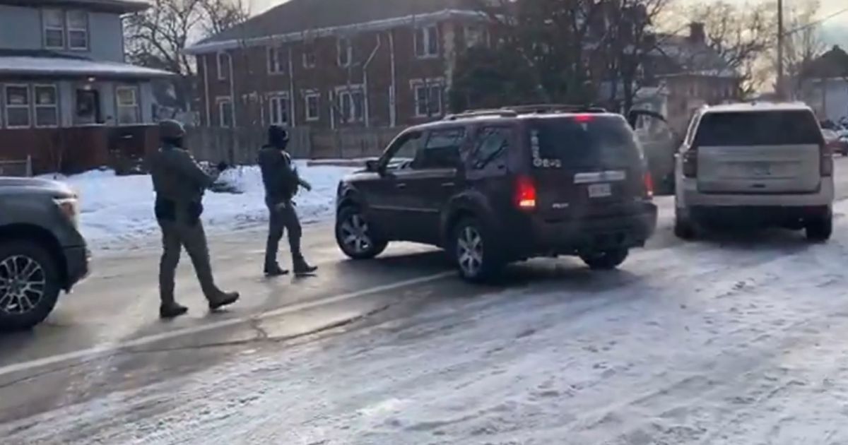 Agente que matou mulher nos EUA já havia sido arrastado por carro