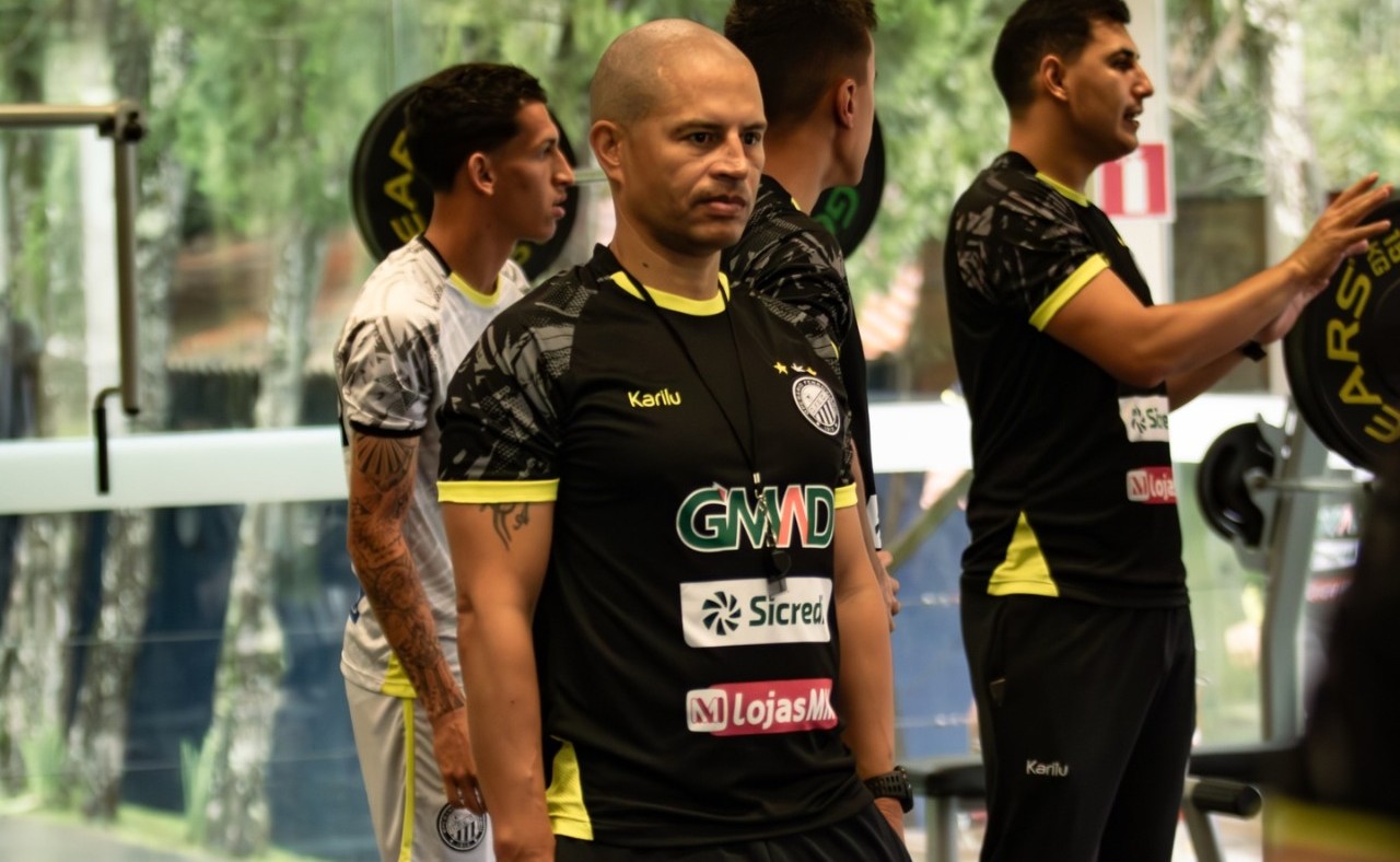 Alex analisa reforços e explica o que esperar do Operário-PR em 2026: "Grupo mais equilibr