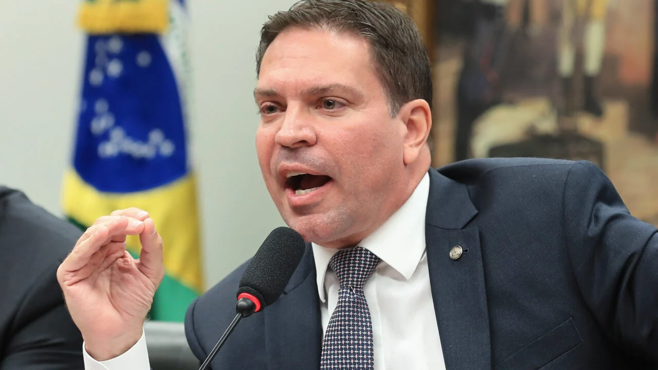 Alexandre Ramagem: Ex-Deputado Preso nos EUA por Visto Expirado e Sujeito a Deportação