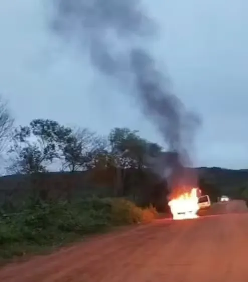 Ambulância em Chamas: Veículo da Saúde Pega Fogo na Zona Rural de Poranga, Ceará