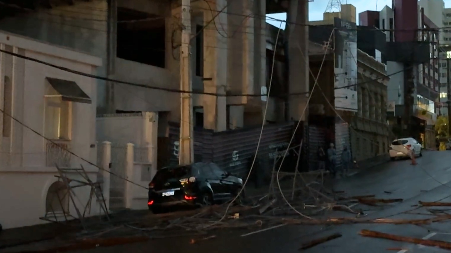 Andaime de prédio em construção cai em carro e em poste, e cidade fica com 20 mil imóveis 