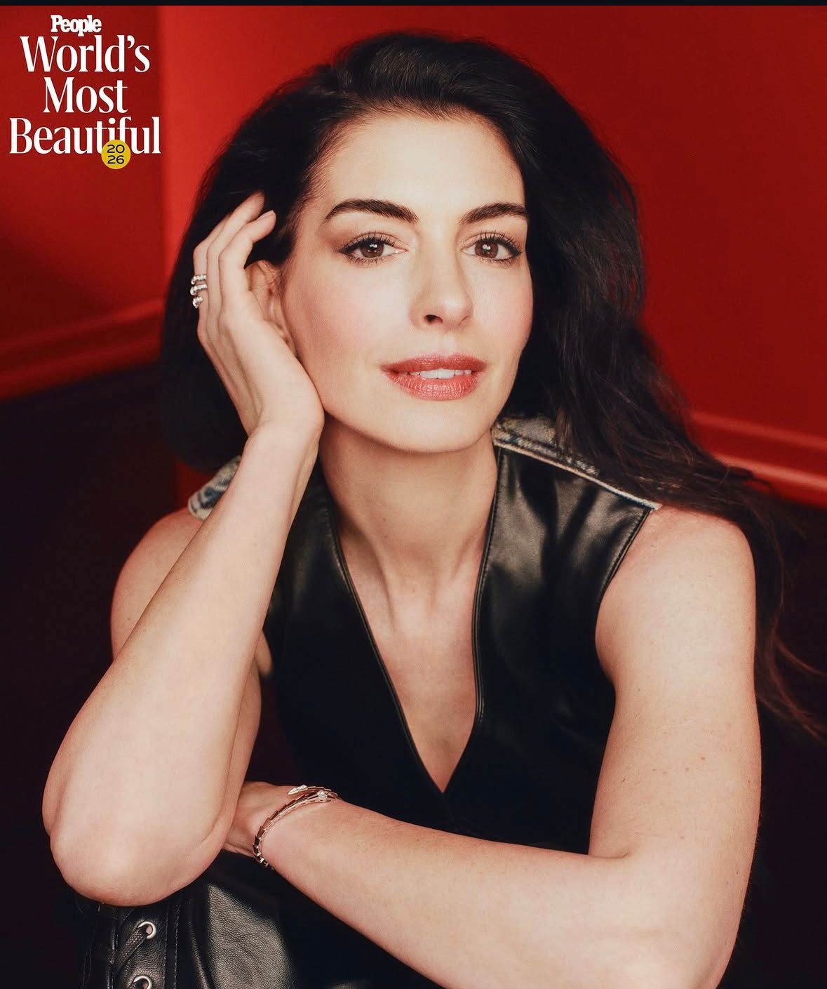 Anne Hathaway Eleita a Mulher Mais Bonita do Mundo em 2026: Trajetória e Sucessos Confirmam Título