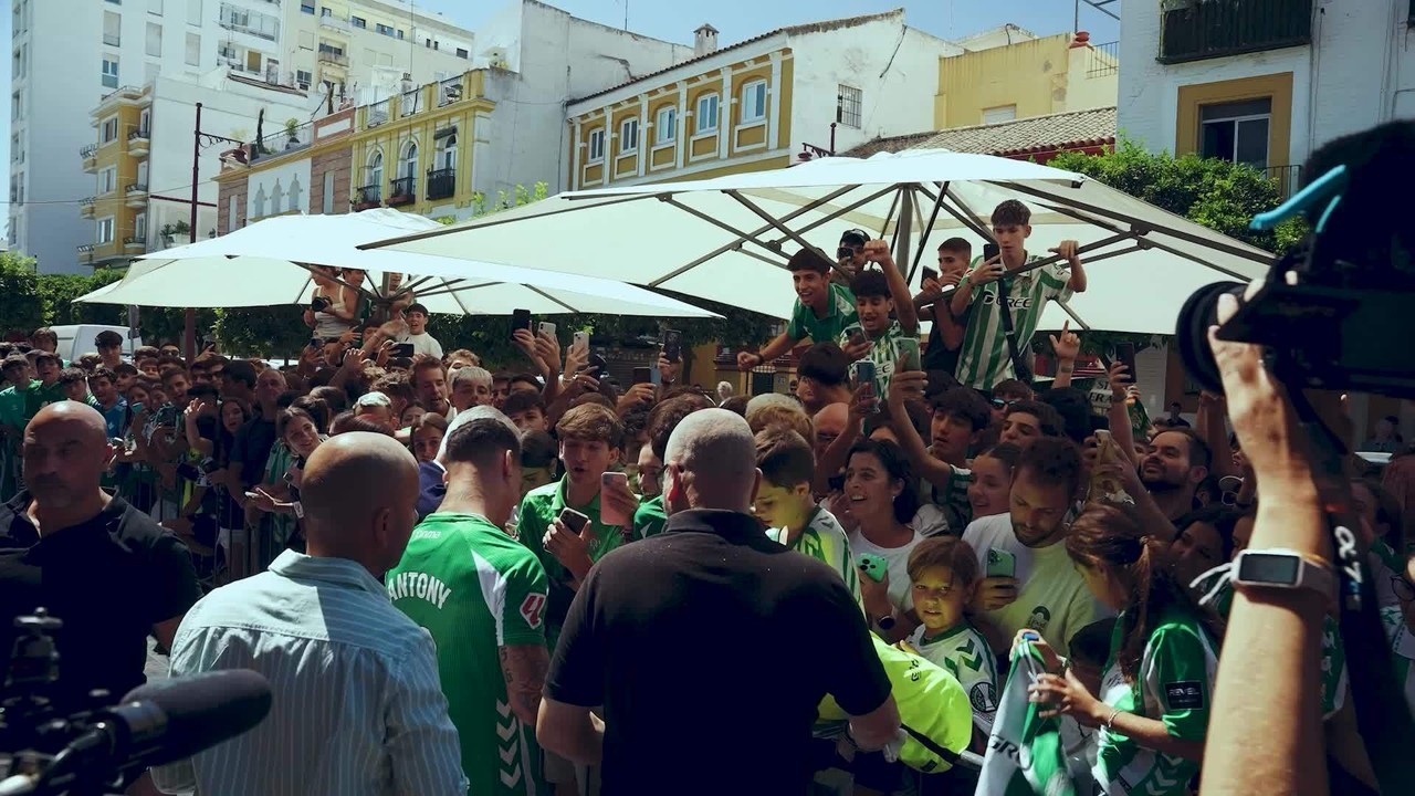 Antony discute com torcida do Betis após empate no clássico contra o Sevilha