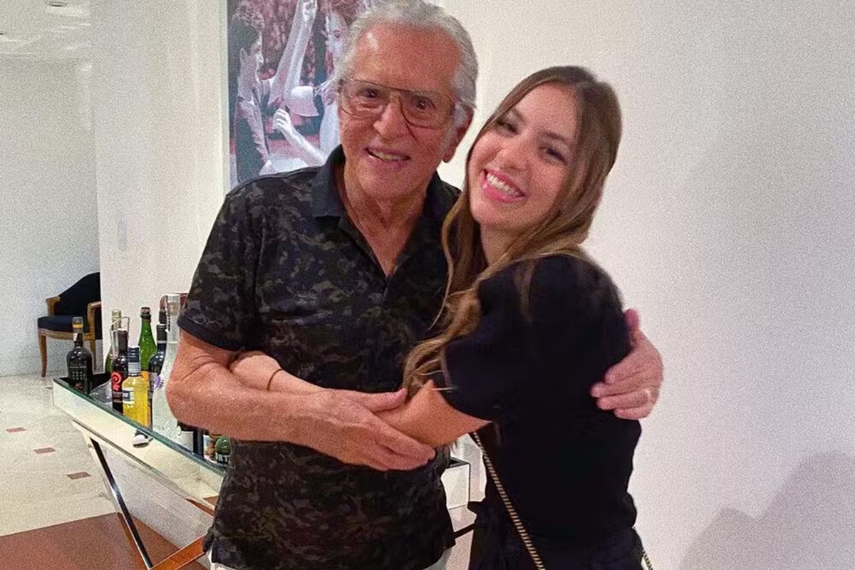 Aos 24 anos, neta de Carlos Alberto de Nóbrega revela câncer de mama. Vídeo