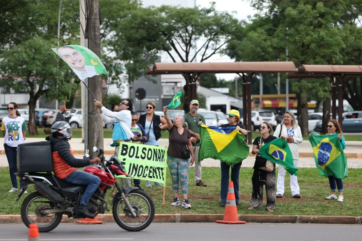 Apoiadores de Bolsonaro fazem manifestações na PF e em hospital