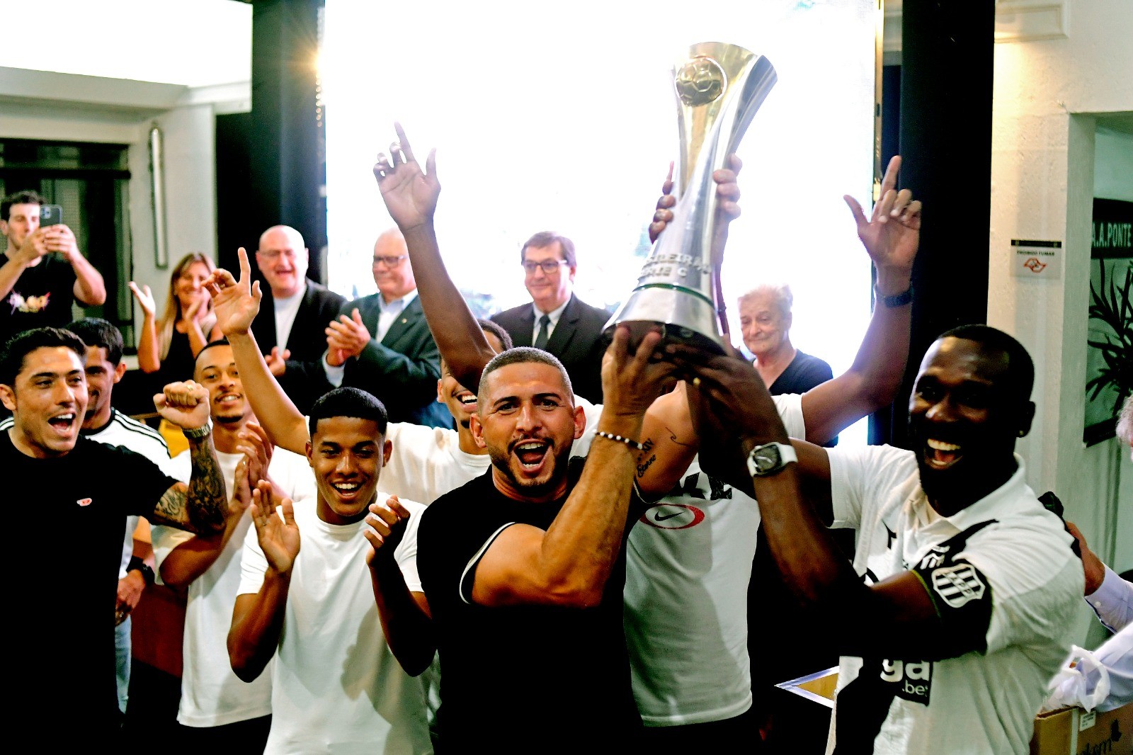 Após 73 dias, jogadores da Ponte recebem medalhas e taça de campeão da Série C; fotos
