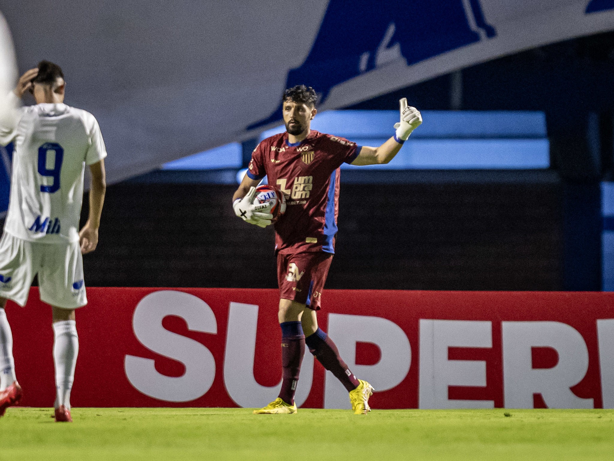 Após quase desistir do futebol, cria da base do Avaí vive sonho da titularidade no clube d