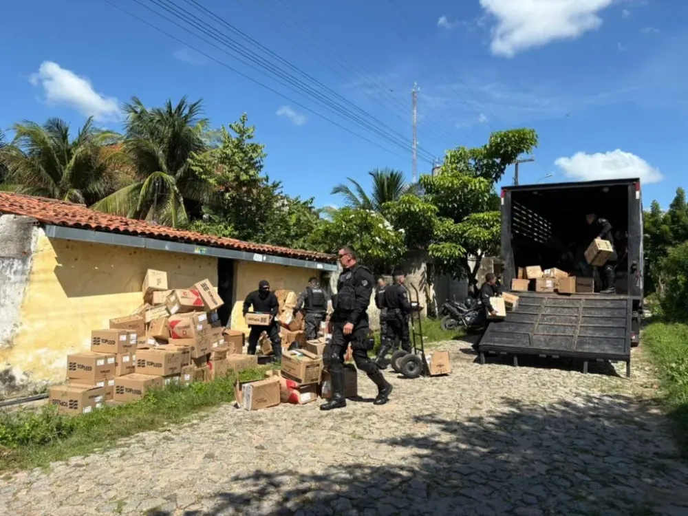 Apreensão de Carga Roubada no Ceará: Polícia Encontra Cosméticos, Materiais Escolares e Produtos de Limpeza