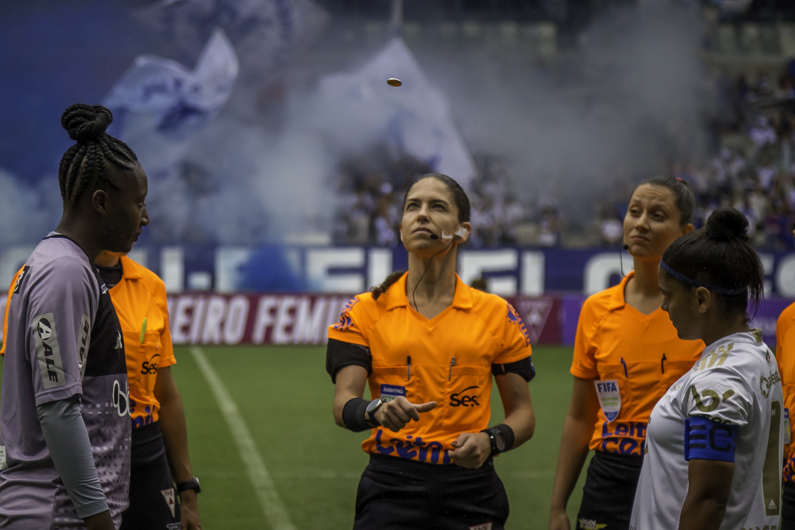 Árbitras de Futebol Brasileiro: Desafios e Conquistas no Campeonato Mineiro