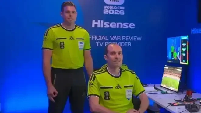 Árbitro da Copa do Mundo 2026 faz sinal de 'poder branco' e gera debate sobre racismo no futebol global