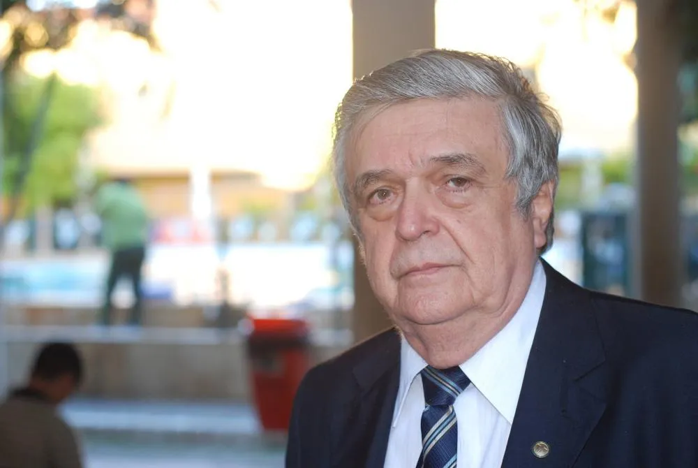 Ariosto Holanda: Ex-Deputado Federal que Legou Marca de Desenvolvimento para o Ceará