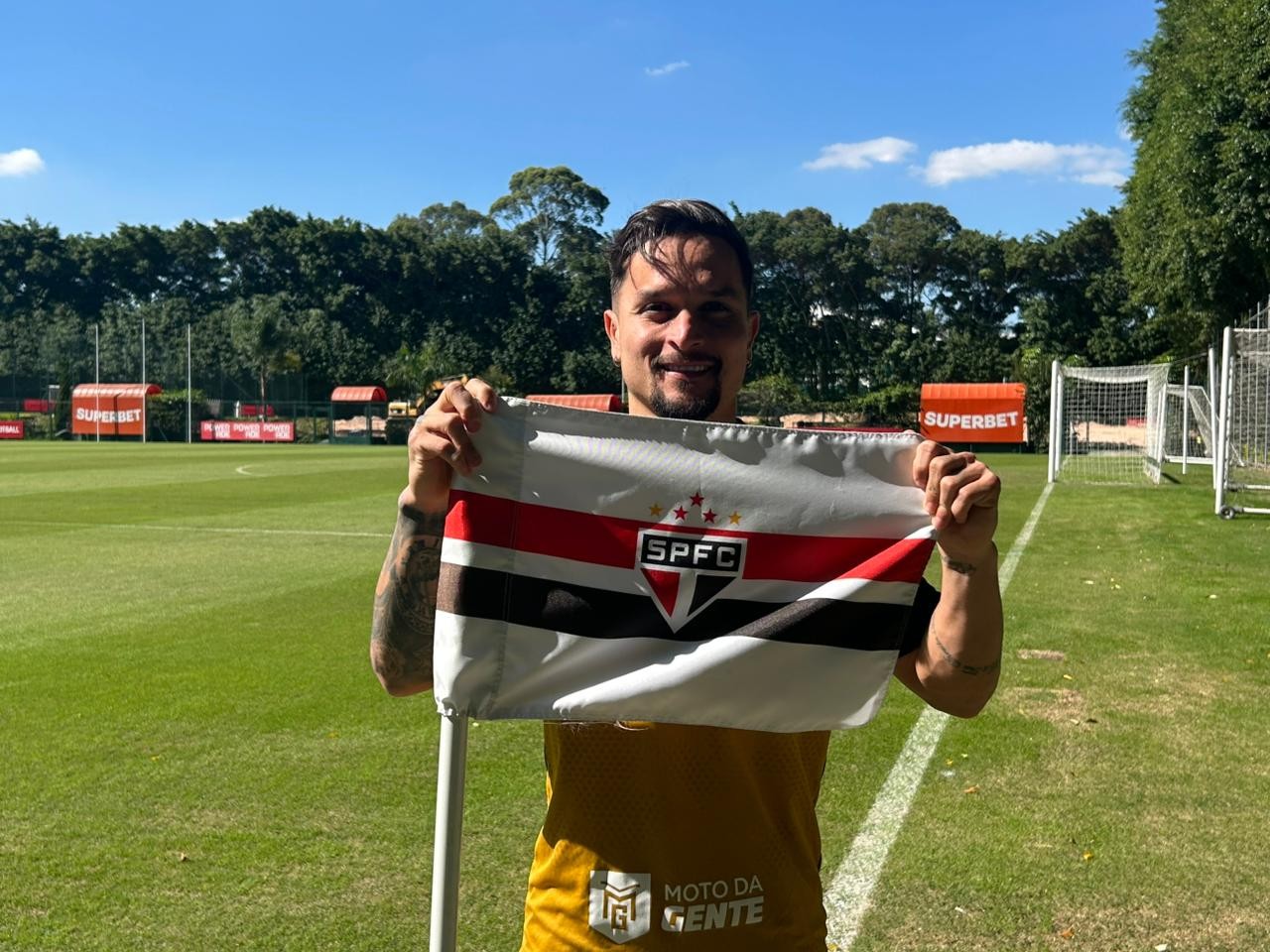 Artur assume liderança no São Paulo e cobra identidade do time: 'Quero ficar por muito tempo'