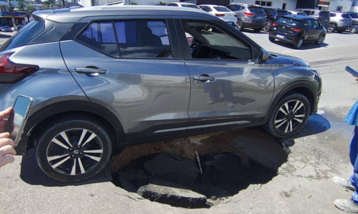 Asfalto Cede em Manaus: Carro Preso em Cratera após Acidente