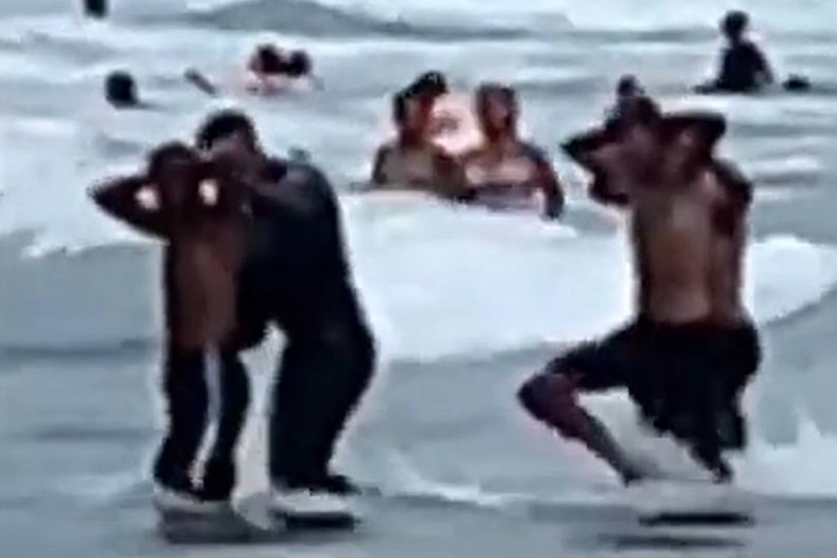 Assalto na orla: adolescentes são apreendidos dentro do mar após roubo. Veja vídeo