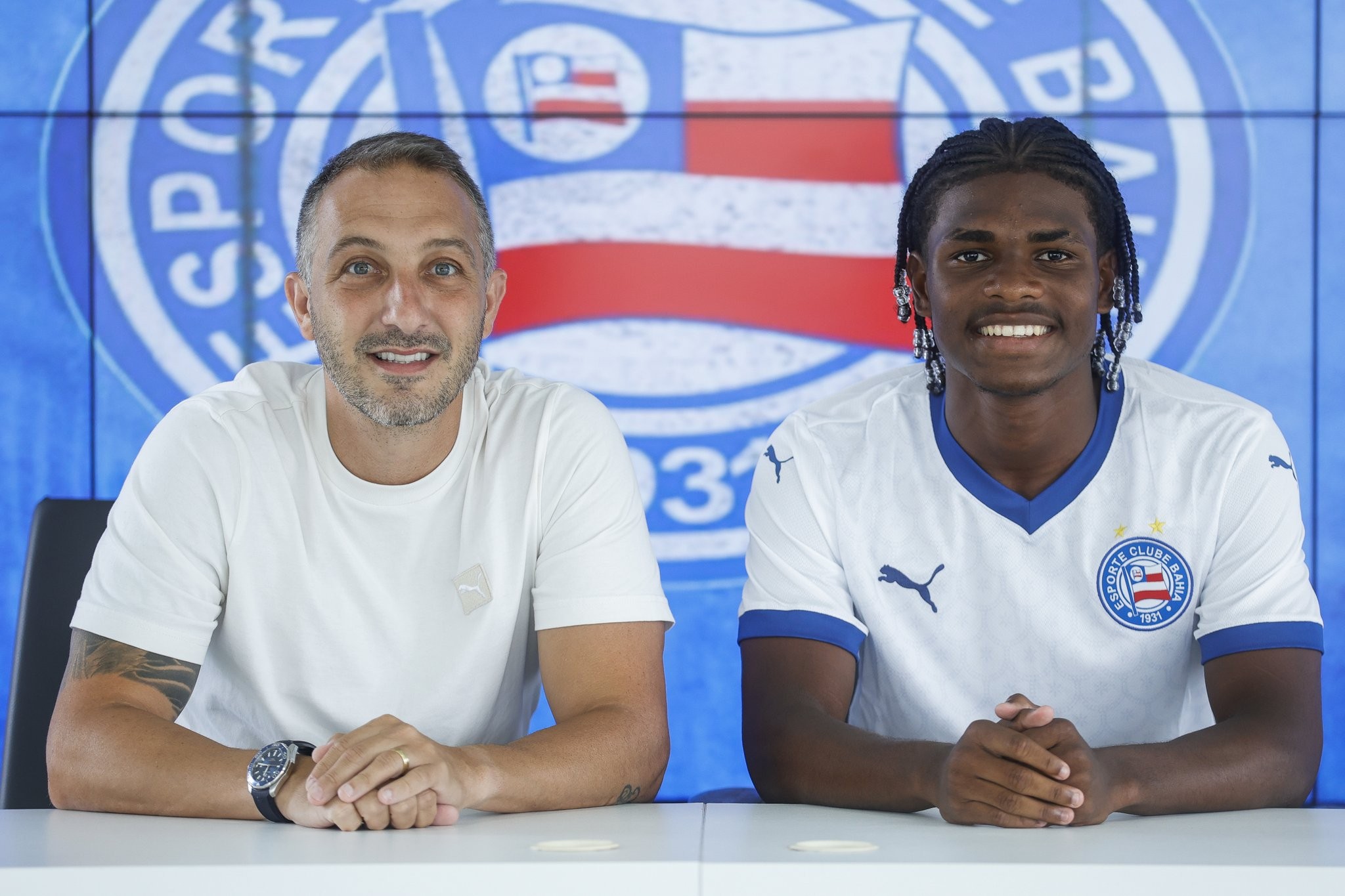 Atacante de 16 anos assina primeiro contrato profissional no Bahia