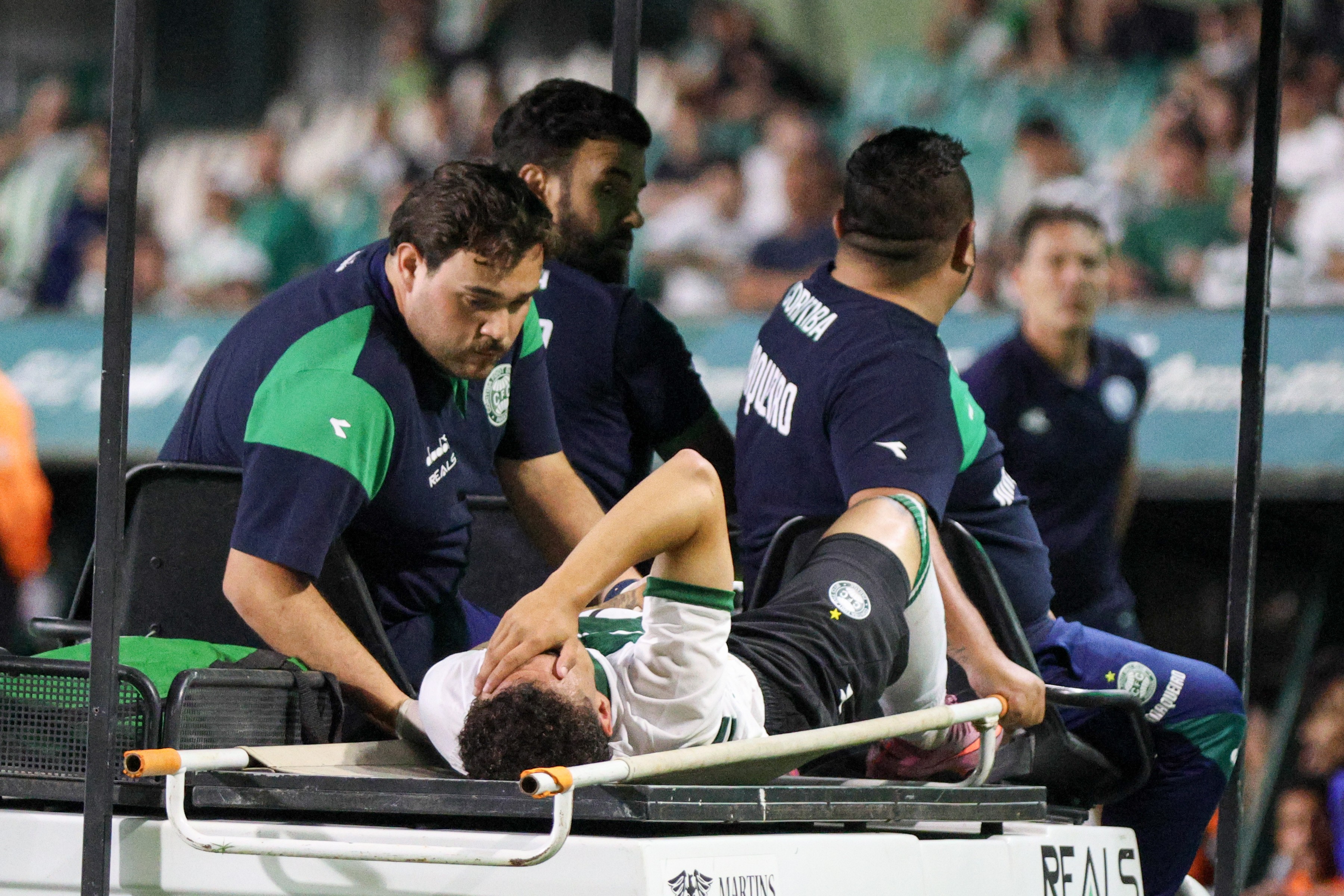 Atacante do Coritiba passa por cirurgia após quebrar o braço e agradece apoio: "Voltar mai