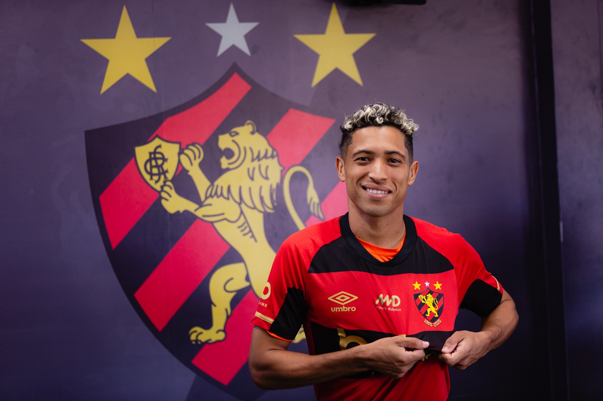 Atacante revela "profecia" de filho antes de ir para o Sport: "Pediu a camisa para o Papai