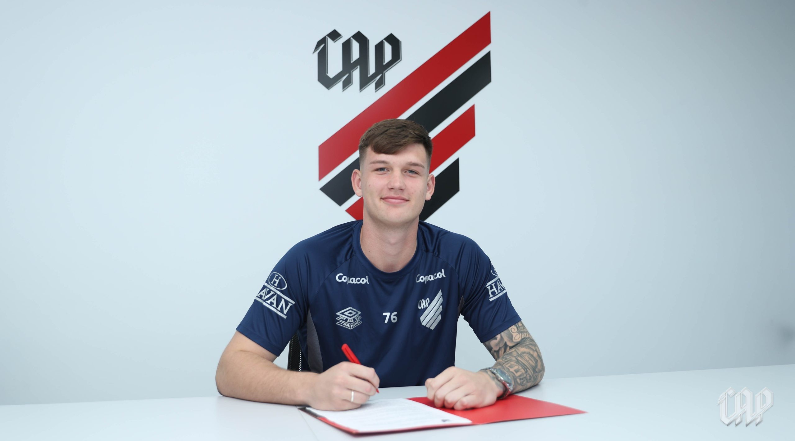 Athletico renova contrato com goleiro ucraniano que fugiu da guerra