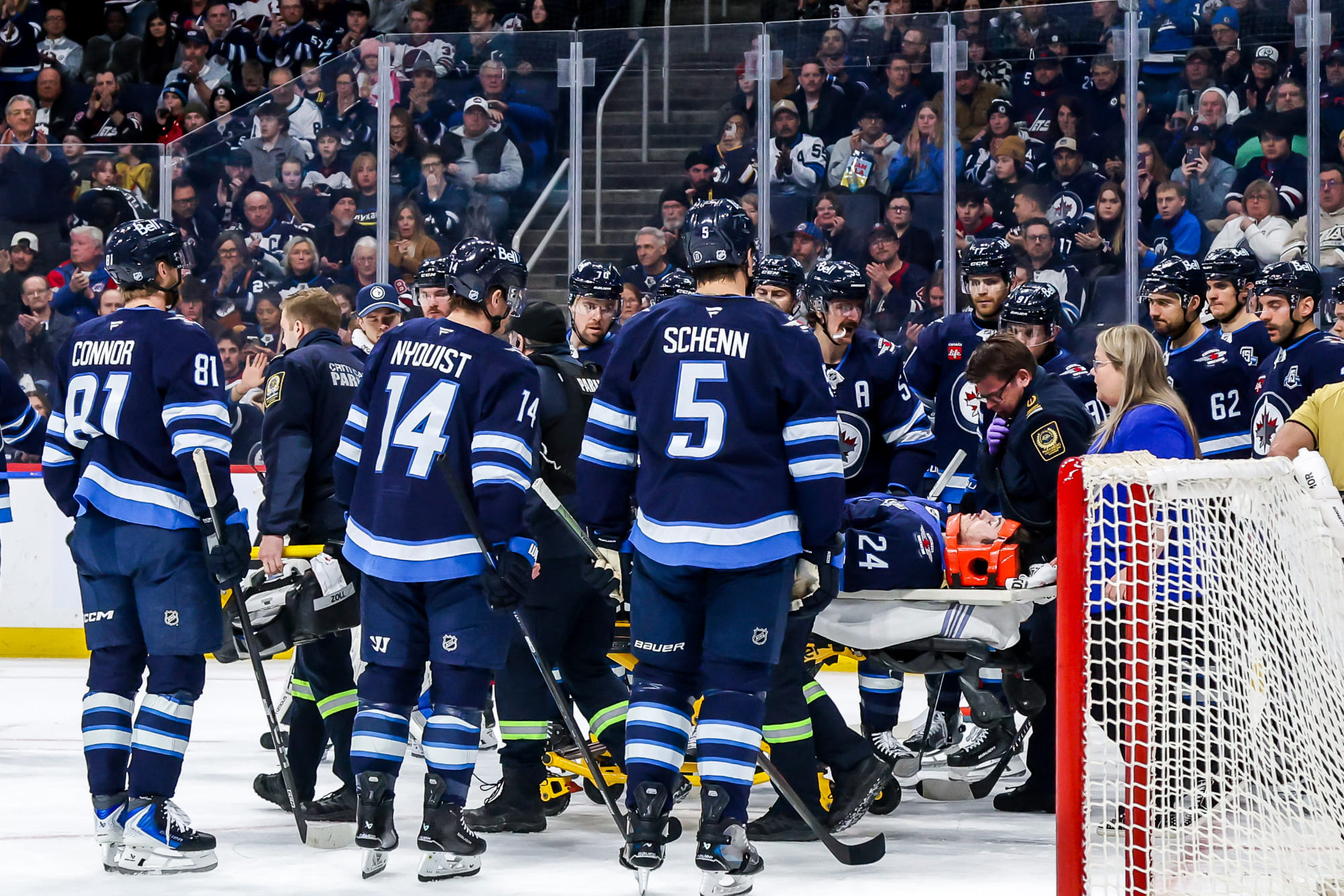 Atleta de hóquei sofre pancada e sai de maca em jogo da NHL; veja