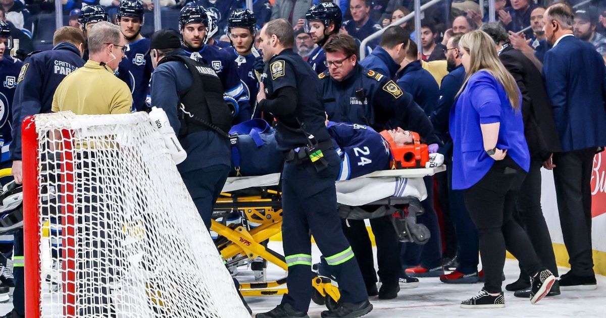 Atleta vai para o hospital após choque em jogo da NHL; veja