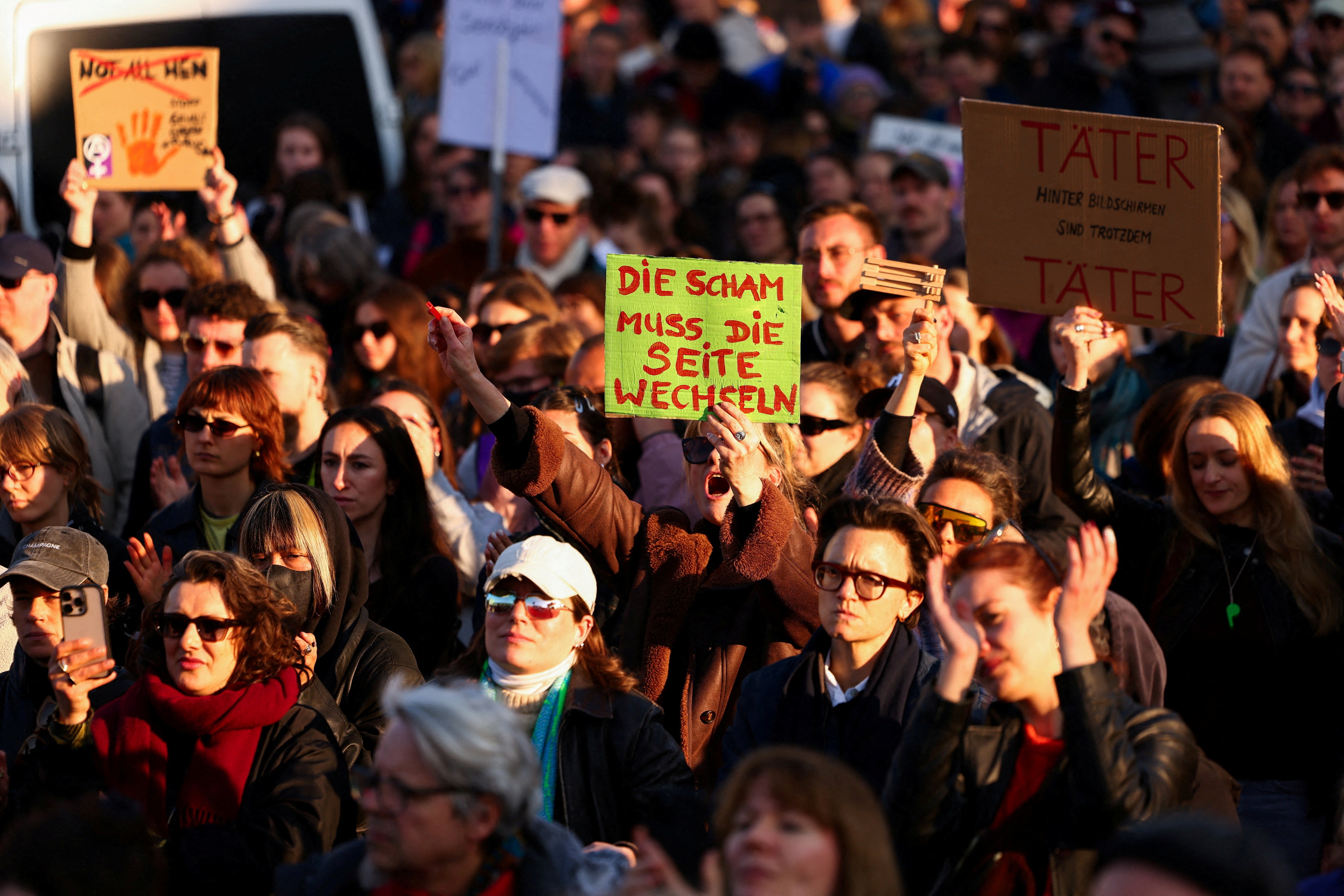 Atriz Alemã Vítima de 'Deepfake' Ganha Apoio em Massa: Manifestantes Protestam Contra Violência Sexual