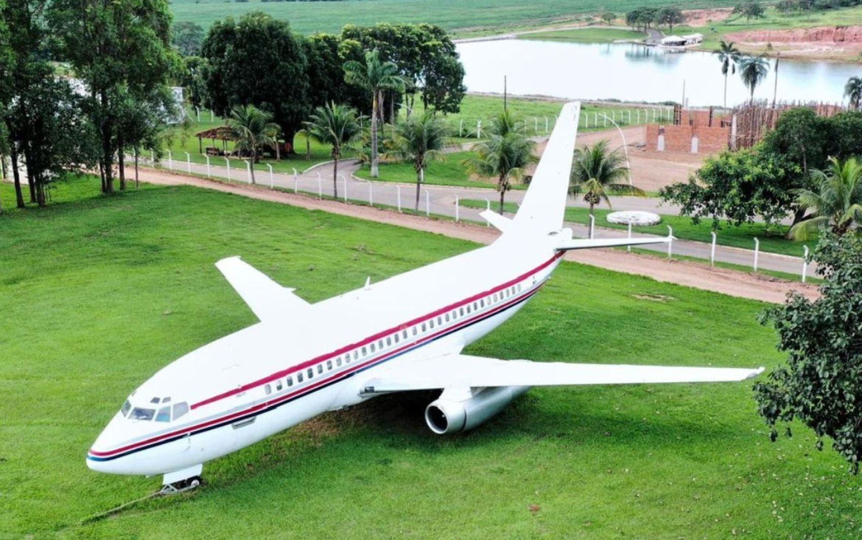 Avião comprado pela internet é montado em fazenda de goiás